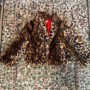 Vera Wang Princess leopard faux fur cropped jacket in size medium.